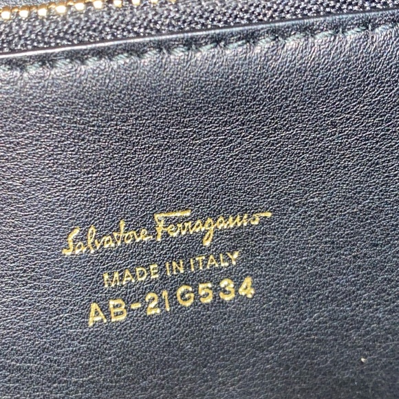 Ferragamo Leather Patch bag. - Picture 7 of 10